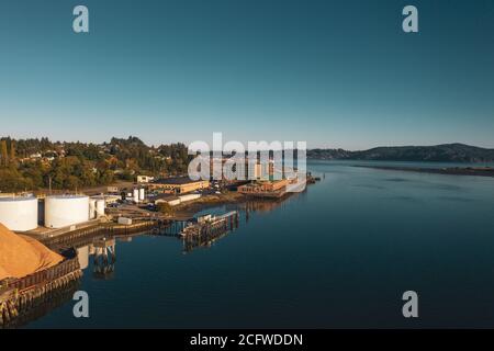 Foto aerea di un grande mulino a Coos Bay, Oregon. Foto Stock