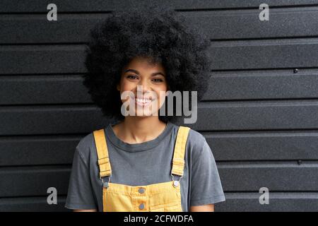 Donna hipster africana felice con capelli afro che ride alla macchina fotografica, headshot. Foto Stock