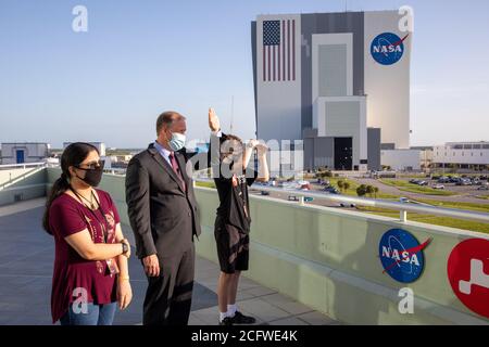 CAPO CANVERAL, FL, USA - 30 luglio 2020 - Amministratore della NASA Jim Bridenstine, centro, guarda Marte 2020 lancio sulla piattaforma di osservazione delle operazioni Foto Stock