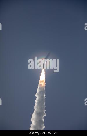 CAPE CANVERAL, FL, USA - 30 luglio 2020 - con il cielo blu come sfondo, un razzo United Launch Alliance Atlas V 541 si solleva dal complesso di lancio spaziale 4 Foto Stock