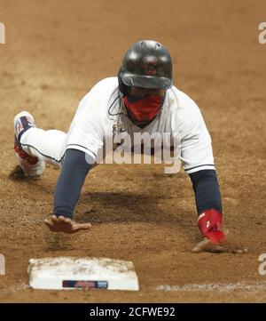 Cleveland, Stati Uniti. 07 settembre 2020. Gli Indiani di Cleveland Francisco Lindor (12) si tuffano di nuovo alla prima base durante il quarto assestamento contro i Kansas City Royals al Progressive Field di Cleveland, Ohio, lunedì 7 settembre 2020. Foto di Aaron Josefczyk/UPI Credit: UPI/Alamy Live News Foto Stock