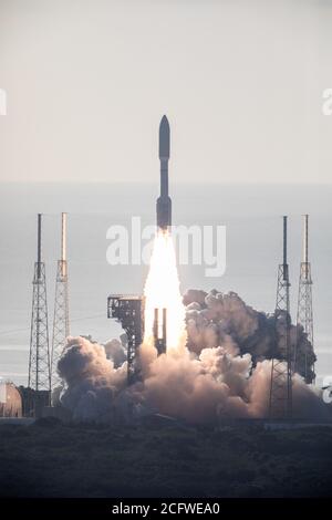 CAPE CANVERAL, FL, USA - 30 luglio 2020 - con il cielo blu come sfondo, un razzo United Launch Alliance Atlas V 541 si solleva dal complesso di lancio spaziale 4 Foto Stock