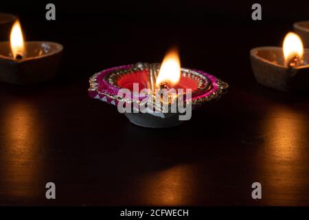 Lampade decorative colorate diya accese durante diwali. Foto Stock