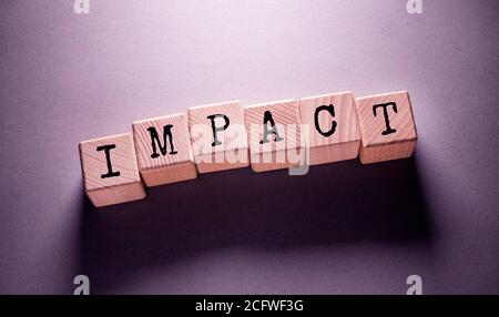 Impact Word scritto su cubi di legno Foto Stock