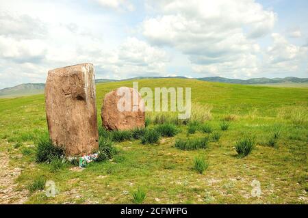 Due antichi Menhir con nastri legati si levano come guardie nella steppa infinita. Porte alla Valle dei Re, Salbyk Steppe, Khakassia, Siber del Sud Foto Stock