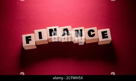 Parola di finanza scritta su cubi di legno Foto Stock