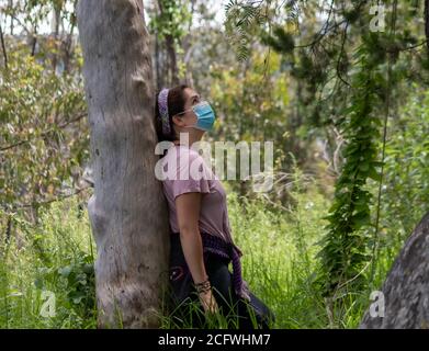 Vera donna nel mezzo della foresta. Maschera facciale Foto Stock