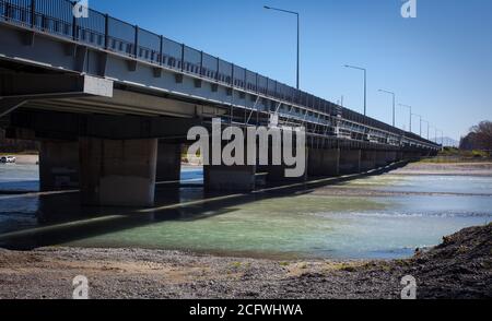 New Zealand 2020: Ampliamento del ponte dell'autostrada statale 1 sul fiume Waimakariri. Nuove corsie agganciate e aggiunta di una nuova pista ciclabile. Foto Stock