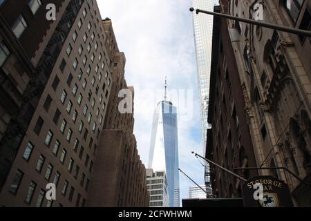 New York, Stati Uniti. 03 settembre 2020. Il grattacielo One World Trade Center. Dove 19 anni fa i terroristi hanno guidato gli aerei nel World Trade Center, una volta posero la 'piccola Siria' di New York. (A dpa 19 anni dopo '9/11': Le ultime tracce della 'Little Syria' di New York) Credit: Christina Horsten/dpa/Alamy Live News Foto Stock