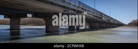 New Zealand 2020: Ampliamento del ponte dell'autostrada statale 1 sul fiume Waimakariri. Nuove corsie agganciate e aggiunta di una nuova pista ciclabile. Foto Stock