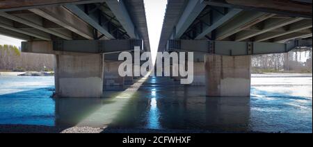 New Zealand 2020: Ampliamento del ponte dell'autostrada statale 1 sul fiume Waimakariri. Nuove corsie agganciate e aggiunta di una nuova pista ciclabile. Foto Stock