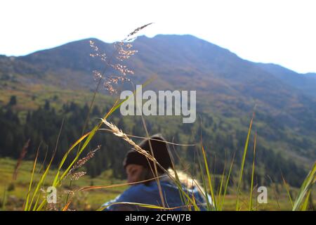 La ragazza guarda indietro sopra la spalla, riposandosi durante l'escursione nel San Isabel National Park in Colorado Foto Stock