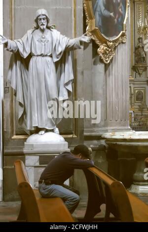 Uomo in chiesa, Messico Foto Stock