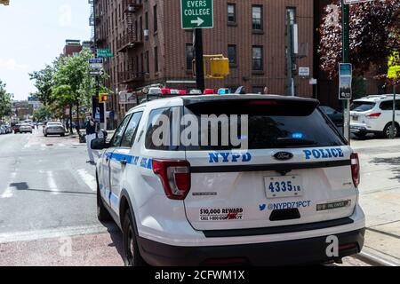 New York, Stati Uniti. 07 settembre 2020. La polizia indaga sulle sparatorie notturne a Brooklyn e ha trovato proiettili vagi colpito la macchina a Brooklyn New York il 7 settembre 2020. Vi è stata una percentuale di vittime ferite di questo tiro e il conducente di questa macchina ha trovato buca sul lato passeggero fatto da proiettile vagante. (Foto di Lev Radin/Sipa USA) Credit: Sipa USA/Alamy Live News Foto Stock