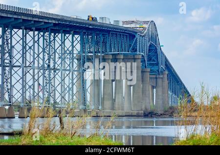 Il traffico passa sopra il ponte sul fiume Calcasieu, ufficialmente chiamato Louisiana Memorial World War II Bridge, 6 settembre 2020, a Lake Charles, Louisiana. Foto Stock