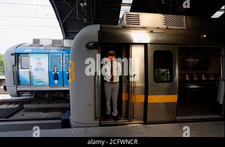 Nuova Delhi, India. 07 settembre 2020. Un conducente che indossa una maschera facciale attende il segnale verde nella metropolitana di Delhi il primo giorno della sua riapertura dopo 5 mesi di Covid-19.il primo giorno, la linea gialla tra il centro città di HUDA e Samaypur Badli, sarà in funzione dalle 7 alle 11, e dalle 4 alle 8 nella seconda fase. La metropolitana riprenderà i servizi completi a partire da settembre 12. Credit: SOPA Images Limited/Alamy Live News Foto Stock