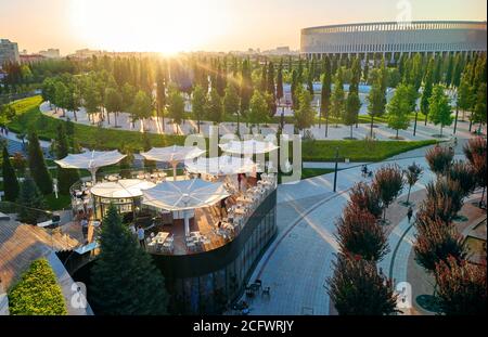 Grodno, Bielorussia - 12 giugno 2019 - Vista del quartiere antico centrale nella città di Grodno dal drone in serata Foto Stock