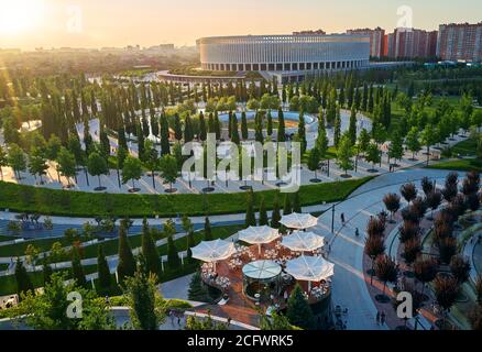 Grodno, Bielorussia - 12 giugno 2019 - Vista del quartiere antico centrale nella città di Grodno dal drone in serata Foto Stock