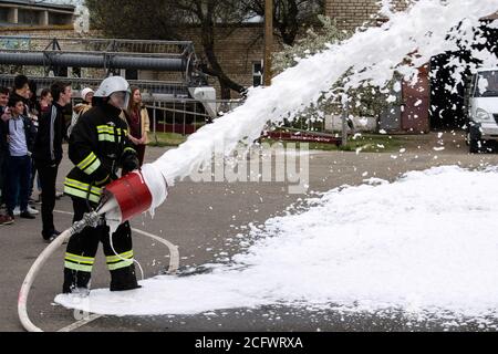 04 24 2019. Divnoye, territorio di Stavropol, Russia. Dimostrazioni di soccorritori e vigili del fuoco del dipartimento locale dei vigili del fuoco nella scuola agrotecnica Foto Stock