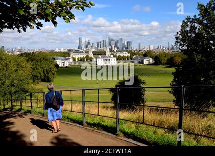 05/09/2020 Royal Observatory e Greenwich Park UK. In una calda giornata di settembre, le persone potranno ammirare la vista di Londra dall'Osservatorio reale e camminare Foto Stock