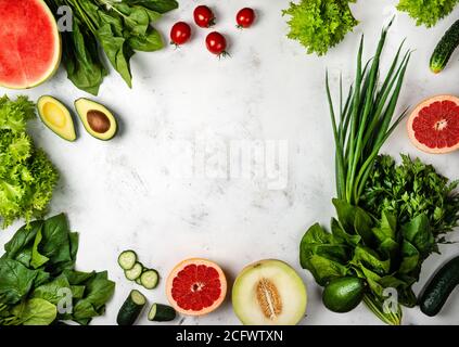 Cornice da frutta e verdure fresche. Vista dall'alto con spazio per la copia Foto Stock