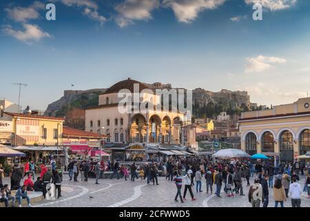 La gente cammina in Piazza Monastiraki nella città vecchia di Atene, Grecia. Foto Stock