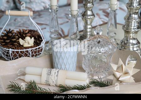 decorazioni natalizie in bianco e argento con cadaveri e coni nel cestino Foto Stock