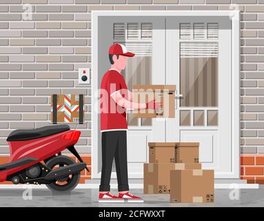 L'uomo ha lasciato scatole di cartone con merci vicino alla facciata della casa. Il carattere del corriere contiene il pacco. Imballaggio per la consegna del cartone scatola chiusa con segni fragili. Spedizione gratuita e rapida. Illustrazione vettoriale piatta Cartoon Illustrazione Vettoriale