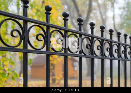 Immagine di un decorativo in ghisa recinzione battuto con artistiche forgiatura. Guardrail metallico vicino. Foto Stock