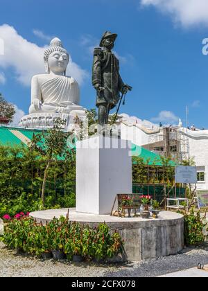 Phuket, Thailandia - 29 novembre 2019: La statua del Re Rama V (1853 – 1910) vicino al tempio del Grande Buddha a Phuket, Thailandia. Foto Stock