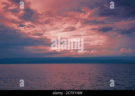 Tramonto sul lago. Lago di Ginevra o Lac Leman condiviso tra la Svizzera e la Francia. Vista dal lato francese. Foto a toni. Foto Stock