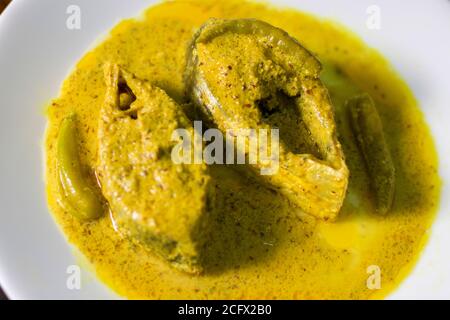 Famoso pesce bengalese Dish Hilsa/Iish con ricetta di semi di papavero e senape. Foto Stock