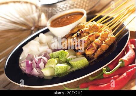 Cucina asiatica satay servita con cipolla, cetriolo e ketupat Foto Stock