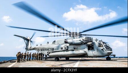 MARE DELLA CINA DEL SUD (SETTEMBRE 6, 2020) Marines della rinascita della forza con elemento di comando, 31esima unità di spedizione marina (MEU) a bordo di un elicottero CH-53 e Super Stallion con mezzo marino Tiltrotor Squadron (VMM) 262, per l'estrazione durante una visita, a bordo, alla ricerca e alla presa a bordo della nave di atterraggio di ormeggio anfibia USS Germantown (LSD 42). Germantown, parte dell'America Amphibious Ready Group assegnato a Amphibious Squadron 11, insieme alla 31esima unità di spedizione marina, opera nell'area di responsabilità della 7esima flotta degli Stati Uniti per migliorare l'interoperabilità con alleati e partner, e serv Foto Stock