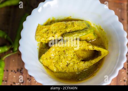 Famoso pesce bengalese Dish Hilsa/Iish con ricetta di semi di papavero e senape. Foto Stock