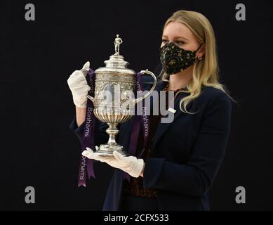 Bonhams, Londra, Regno Unito. 7 settembre 2020. Il più antico Trofeo fa Cup sopravvissuto, assegnato dal 1896 al 1910, conduce una speciale vendita di trofei sportivi il 29 settembre presso la saleroom di Bonhams New Bond Street con una stima di £700,000-900,000. Un pezzo unico della storia del calcio inglese, questo trofeo è la più vecchia fa Cup sopravvissuta – presentata alle squadre vincenti tra il 1896 e il 1910, tra cui Manchester United, Manchester City, Everton, Newcastle United e Tottenham Hotspur. Credito: Malcolm Park/Alamy Foto Stock