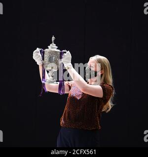 Bonhams, Londra, Regno Unito. 7 settembre 2020. Il più antico Trofeo fa Cup sopravvissuto, assegnato dal 1896 al 1910, conduce una speciale vendita di trofei sportivi il 29 settembre presso la saleroom di Bonhams New Bond Street con una stima di £700,000-900,000. Un pezzo unico della storia del calcio inglese, questo trofeo è la più vecchia fa Cup sopravvissuta – presentata alle squadre vincenti tra il 1896 e il 1910, tra cui Manchester United, Manchester City, Everton, Newcastle United e Tottenham Hotspur. Credito: Malcolm Park/Alamy Foto Stock