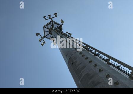 vista dal basso di un pilone metallico con antenne per telefoni cellulari Foto Stock