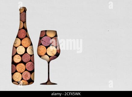 Bicchiere di vino e bottiglia di vino in tappi Foto Stock