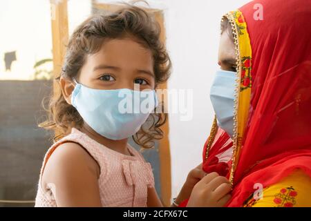 madre e figlia indossano una maschera Foto Stock