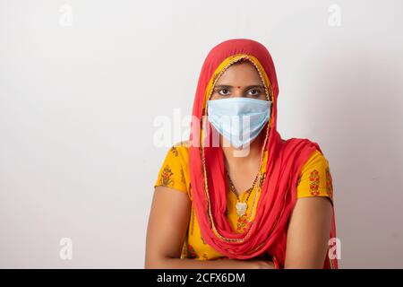 Donna indiana che indossa la maschera Foto Stock