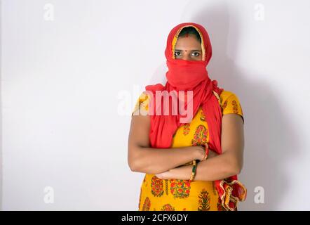 Donna indiana faccia coperta di stalla Foto Stock