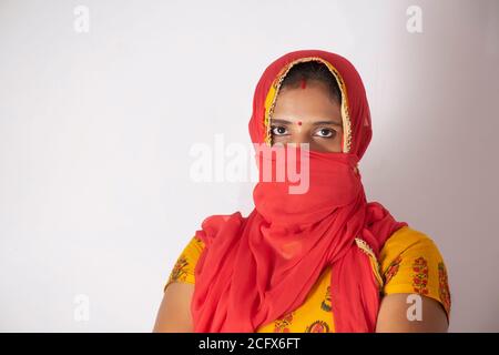 Donna indiana faccia coperta di stalla Foto Stock