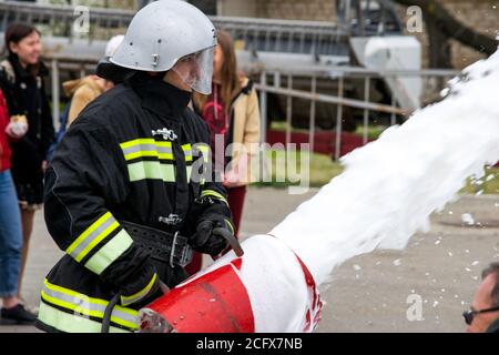 04 24 2019. Divnoye, territorio di Stavropol, Russia. Dimostrazioni di soccorritori e vigili del fuoco del dipartimento locale dei vigili del fuoco nella scuola agrotecnica Foto Stock