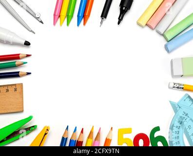 Forniture scolastiche isolato su bianco Foto Stock