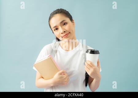 Dispiaciuto sonnolento iperlavorato ragazza bevande takeaway caffè, si sente stanchezza dopo aver imparato materiale tutta la notte prima di esame Foto Stock