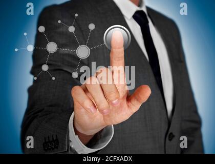 Uomo che tocca una schermata di rete virtuale Foto Stock