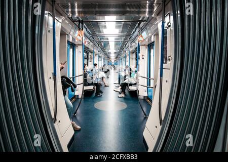 Mosca. Russia. 29 agosto 2020 l'interno di una macchina della metropolitana di Mosca mezzo vuoto. Passeggeri in maschere di protezione. Misure necessarie per la protezione contro Foto Stock