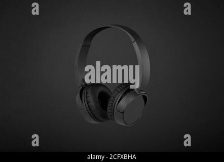 Cuffie wireless nere su sfondo nero Foto Stock