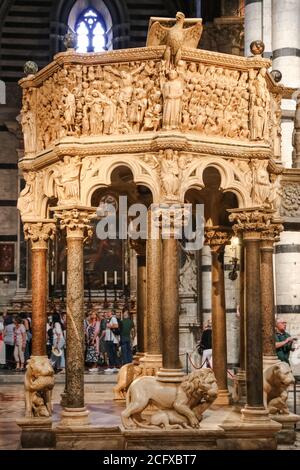 Grande vista ravvicinata del pulpito della Cattedrale di Siena. La struttura ottagonale con i suoi sette pannelli narrativi e nove colonne decorative, è stata scolpita... Foto Stock